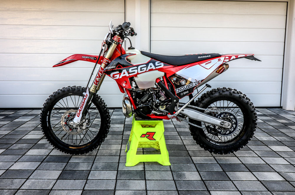 Die GasGas EC 300 GP Edition mit NiceBeardGraphics-Dekor