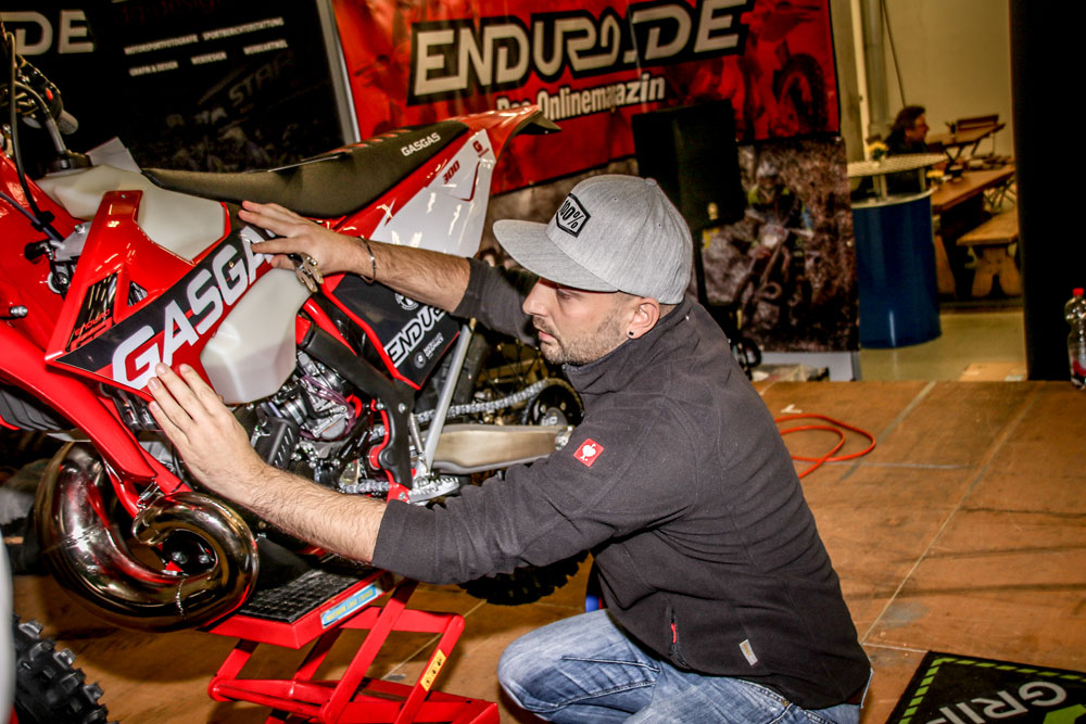 Martin von NiceBeardGraphics richtet den unteren Teil des Tankspoiler-Dekors an der GasGas aus.